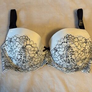 Victoria’s Secret Dream Angel lined Demi 
34D